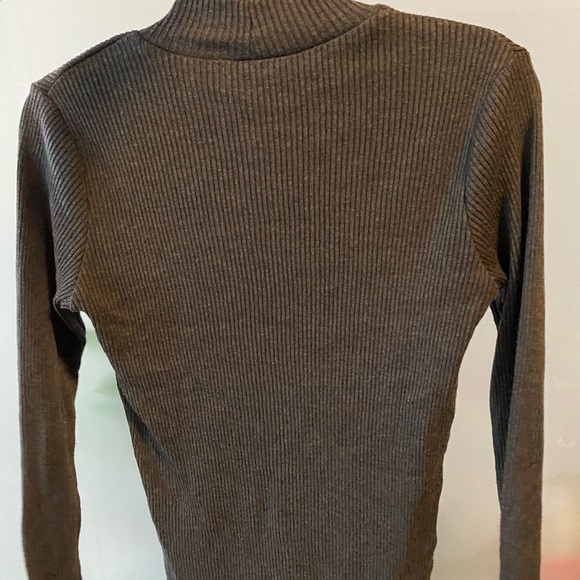 Uniqlo Mock Neck Long Sleeve - Picture 2 of 2